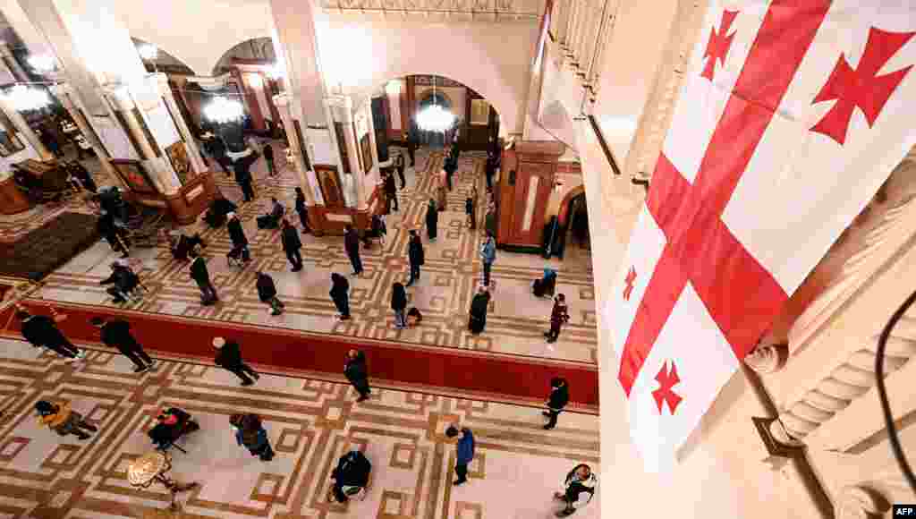 ღვთისმსახურება სამების საკათედრო ტაძარში სოციალური დისტანცირების დაცვით გაიმართა.
