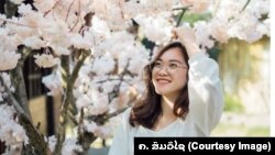 ນາງ​ຄຳ​ມີ ສົມ​ວິ​ໄຊ ​ນັກ​ສຶກ​ສາ​ໃນ​ມະ​ຫາ​ວິ​ທະ​ຍາ​ໄລ​ການ​ຄ້າ​ຕ່າງ​ປະ​ເທດ​ ໃນ​ນະ​ຄອນ​ຫລວງ​ຮາ​ໂນ່ຍ​ຂອງຫວຽດ​ນາມ.