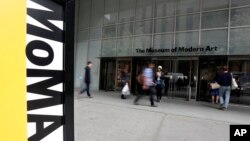 Vista del frente a la entrada del Museo de Arte Moderno en Nueva York, el 22 de abril de 2014. Un artista que participó desnudo en una retrospectiva de la artista Marina Abramovic en el museo presentó una demanda contra la institución y fue presentada el 22 de enero de 2024.