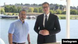 Ambasador SAD u Srbiji Entoni Godfri tokom razgovora sa predsednikom Srbije Aleksandrom Vučićem, na reci Savi u Beogradu, 11. avgusta 2021. (Foto: Instagram/buducnostsrbijeav)