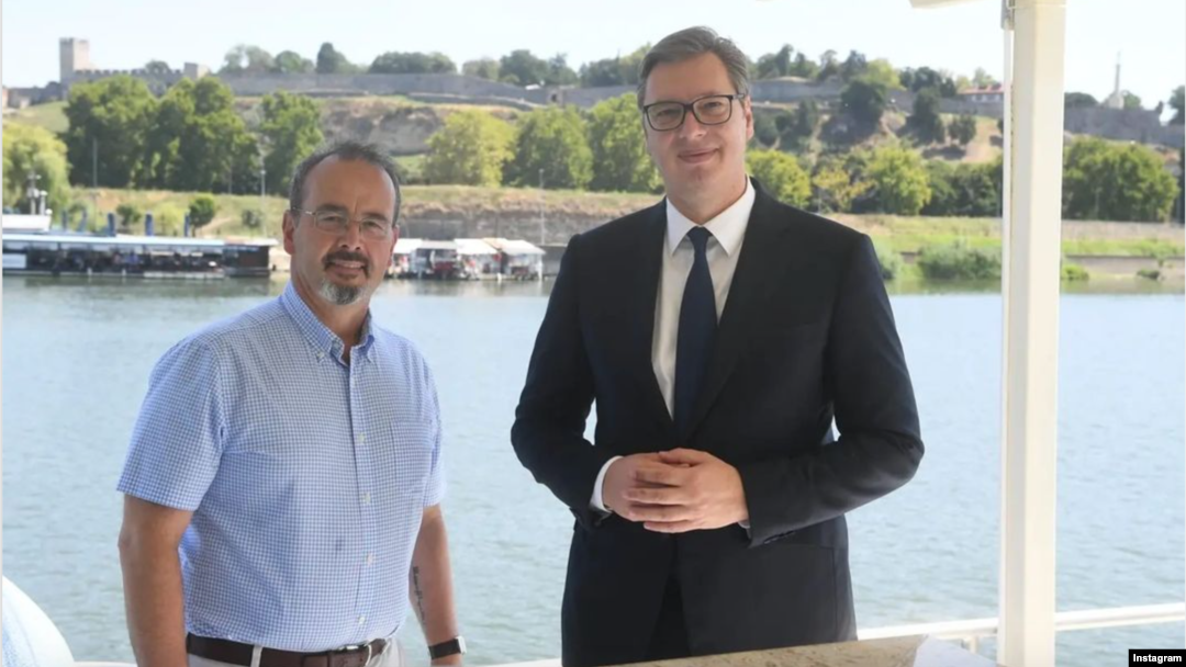 Ambasador SAD u Srbiji Entoni Godfri tokom razgovora sa predsednikom Srbije Aleksandrom Vučićem, na reci Savi u Beogradu, 11. avgusta 2021. (Foto: Instagram/buducnostsrbijeav)