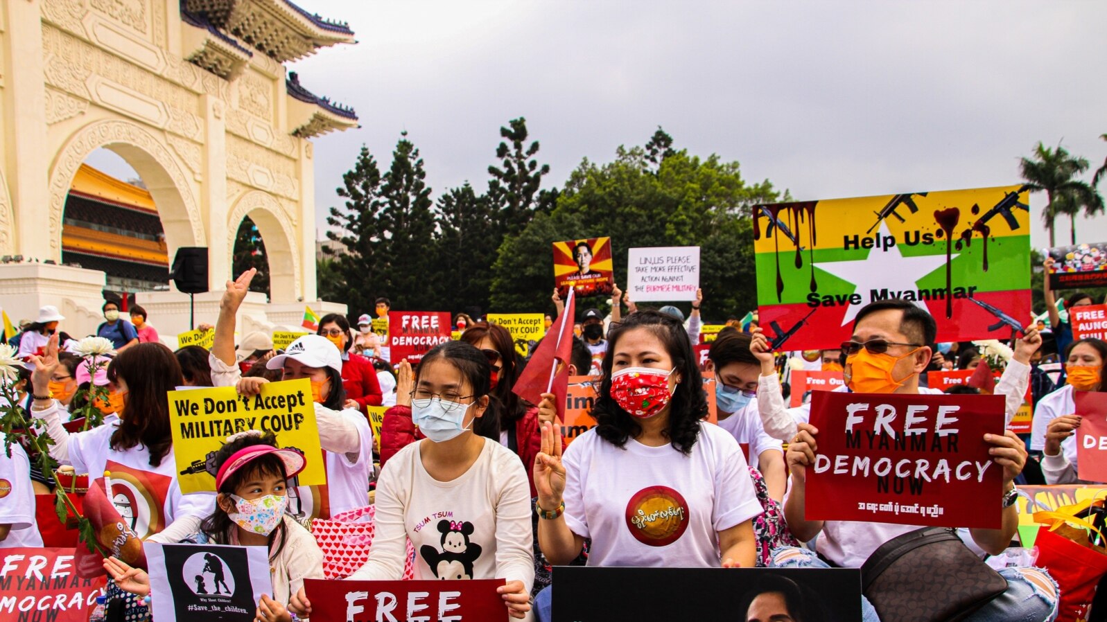 Taiwan's Myanmar community protesting in Taipei's Liberty Square against the military coup that has seen thousands detained and hundreds killed, March 28, 2021 in Taipei, Taiwan. (VOA/Tommy Walker) 