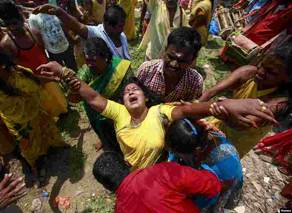 인도 뭄바이 시에서 여신 &#39;마리암만&#39;을 숭배하는 종교행렬 도중, 한 여성 신도가 거리에서 혼절했다.