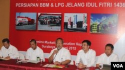 Pertamina Marketing Operation Region V memberikan keterangan pers terkait kesiapan pasokan BBM dan LPG selama Ramadan dan Idul Fitri (Foto: VOA/Petrus RIski)