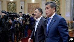 Serokê berê yê Qirgizîstanê Sooronbai Jeenbekov û Serokwezîr Sadyr Japarov 