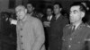 د تصویر چب لاس ته محمد مصدق لیدل کېږي چې د شاه حکومت ورته د ملک د مفاداتو خلاف د کار په الزام درې کاله د قېد سزا اورولې وه