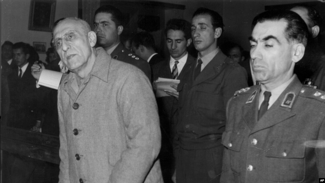 د تصویر چب لاس ته محمد مصدق لیدل کېږي چې د شاه حکومت ورته د ملک د مفاداتو خلاف د کار په الزام درې کاله د قېد سزا اورولې وه