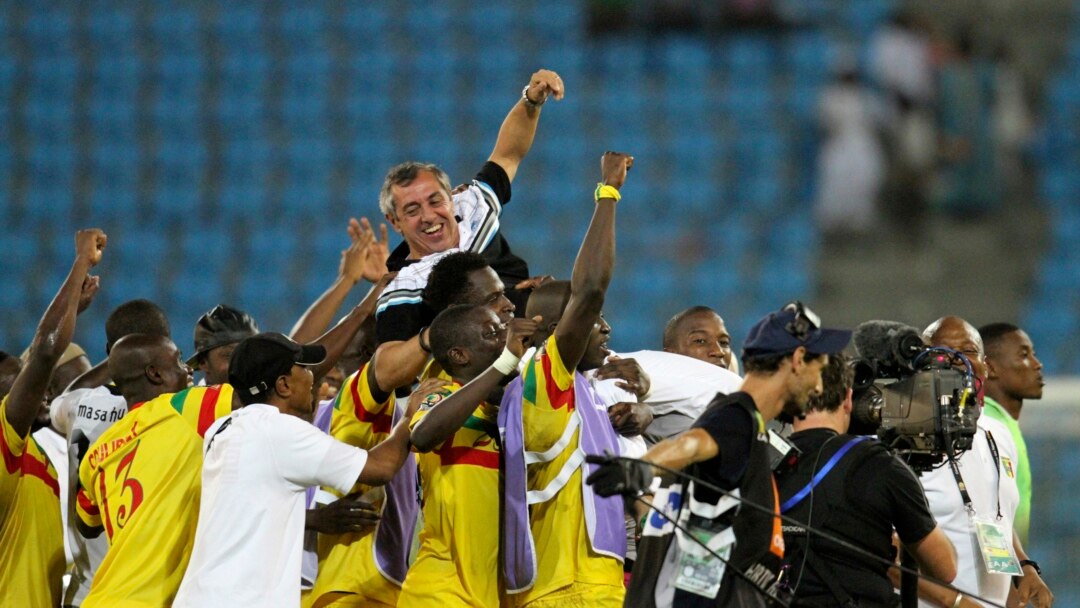 Les Aigles du Mali célèbrent avec leur entraîneur Alain Giresse après la victoire contre les Black Stars du Ghana en match disputé pour la troisième place de la CAN 2012 à Malabo, Guinée équatoriale, 11 février 2012.