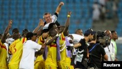 Les Aigles du Mali célèbrent avec leur entraîneur Alain Giresse après la victoire contre les Black Stars du Ghana en match disputé pour la troisième place de la CAN 2012 à Malabo, Guinée équatoriale, 11 février 2012.