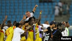 Les Aigles du Mali célèbrent avec leur entraîneur Alain Giresse après la victoire contre les Black Stars du Ghana en match disputé pour la troisième place de la CAN 2012 à Malabo, Guinée équatoriale, 11 février 2012.