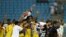 Les Aigles du Mali célèbrent avec leur entraîneur Alain Giresse après la victoire contre les Black Stars du Ghana en match disputé pour la troisième place de la CAN 2012 à Malabo, Guinée équatoriale, 11 février 2012.