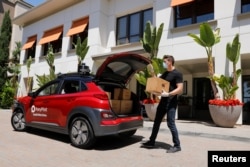 Toyota-backed self driving company Pony.ai demonstrates an autonomous electric vehicle delivery from local e-commerce platform Yamibuy, during the outbreak of the coronavirus disease (COVID-19) in Irvine, California, U.S., April 28, 2020. (REUTERS/Mike Blake)