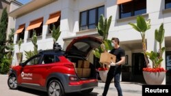Toyota-backed self driving company Pony.ai demonstrates an autonomous electric vehicle delivery from local e-commerce platform Yamibuy, during the outbreak of the coronavirus disease (COVID-19) in Irvine, California, U.S., April 28, 2020. (REUTERS/Mike Bl