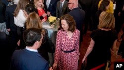 Direktè Nomine Sèvis Ransèyman, Etazni an,CIA,Gina Haspel, nan mitan. (Foto: AP /Andrew Harnik, 2 me 2018.)