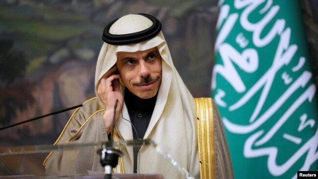 رویترز میگوید پیام هشدار عربستان سعودی توسط وزیر خارجه این کشور، فیصل بن فرحان به عباس عراقچی منتقل شده است.