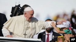 아랍에미리트(UAE)를 방문 중인 프란치스코 교황이 5일 아부다비 자예드 스포츠 시티 스타디움에서 열린 미사 중 아이에게 축복하고 있다. 