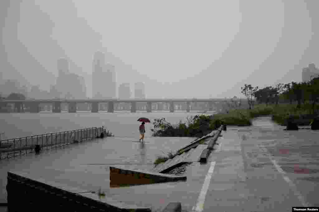태풍 마이삭의 영향으로 한국 서울 한강에 비가 내리고 있다. 