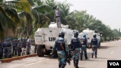 Pasukan perdamaian PBB berpatroli di luar hotel tempat tinggal Presiden terpilih Alassane Outtara di ibukota Abidjan.