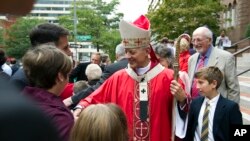 El cardenal de Washington, Donald Wuerl dijo que “La iglesia realmente no tiene el derecho a decir, ‘usted viene a este edificio y la ley no aplica a usted”.
