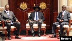 Le président sud-soudanais Salva Kiir au centre, pose pour une photographie avec le vice-président et le second vice-président, à Juba, Soudan du sud, le 26 juillet 2016.