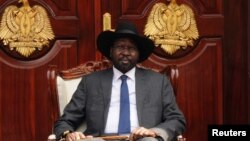 Le président sud-soudanais Salva Kiir au centre, pose pour une photographie, à Juba, Soudan du sud, le 26 juillet 2016.