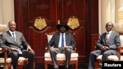 Le président sud-soudanais Salva Kiir au centre, pose avec le vice-président et le second vice-président, à Juba, Soudan du sud, le 26 juillet 2016.