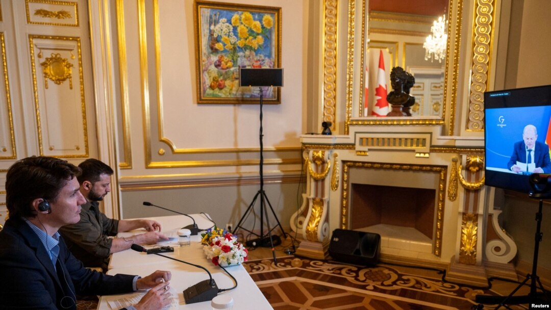 Primeiro-ministro canadiano, Justin Trudeau (esq), e Presidente ucraniano (dir), Volodomyr Zelenskiy em Kyiv participam da cimeira virtual do G7, 8 Maio 2022