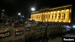 Грузинская полиция во время протестов в Тбилиси против законопроекта об "иностранных агентах". 