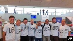 Foto provista por la familia Trevisan muestra de izquierda a derecha; Hernán Ferruchi, Alejandro Pagnucco, Ariel Erlij, Ivan Brajckovic, Juan Pablo Trevisan, Hernán Mendoza, Diego Angelini y Ariel Benvenuto, se reúnen para una foto grupal antes de su viaje a la ciudad de Nueva York, en el aeropuerto de Rosario, en la provincia de Santa Fe. Angelini, Pagnucco, Erlij y Ferruchi murieron en el ataque cerca del World Trade Center.