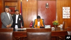 Perdana Menteri Nepal yang baru Khilraj Regmi, tengah, mulai menjalankan tugas-tugasnya setelah dilantik di Katmandu, Nepal. Ia sebelumnya adalah ketua mahkamah agung (foto, 14/3/2013).