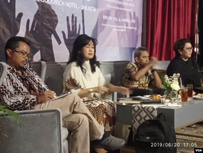 Dari kanan ke kiri: Direktur Nusantara Institute Sumantho Al Qurtuby, pengamat militer Susaningtyas Nefo Handayani Kertopati dan Direktur Pencegahan BNPT Hamli saat berdiskusi di Jakarta, Kamis (20/6/2019). (VOA/Sasmito)