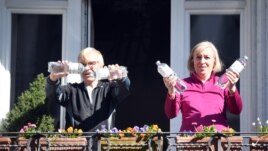Residents exercise on their balconies according to the instructions of fitness trainer Patricio Cervantes during the spread of coronavirus disease (COVID-19) in Hamburg, Germany, March 26, 2020. (REUTERS/Fabian Bimmer)