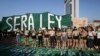 Los manifestantes sostienen una bandera verde durante una marcha que celebra después de que la cámara baja diera un paso hacia la despenalización del aborto, en el Día Mundial de Acción por el Aborto Legal y Seguro en América Latina y el Caribe en Santiago, el 28 de septiembre.