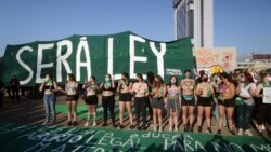 Los manifestantes sostienen una bandera verde durante una marcha que celebra después de que la cámara baja diera un paso hacia la despenalización del aborto, en el Día Mundial de Acción por el Aborto Legal y Seguro en América Latina y el Caribe en Santiago, el 28 de septiembre.