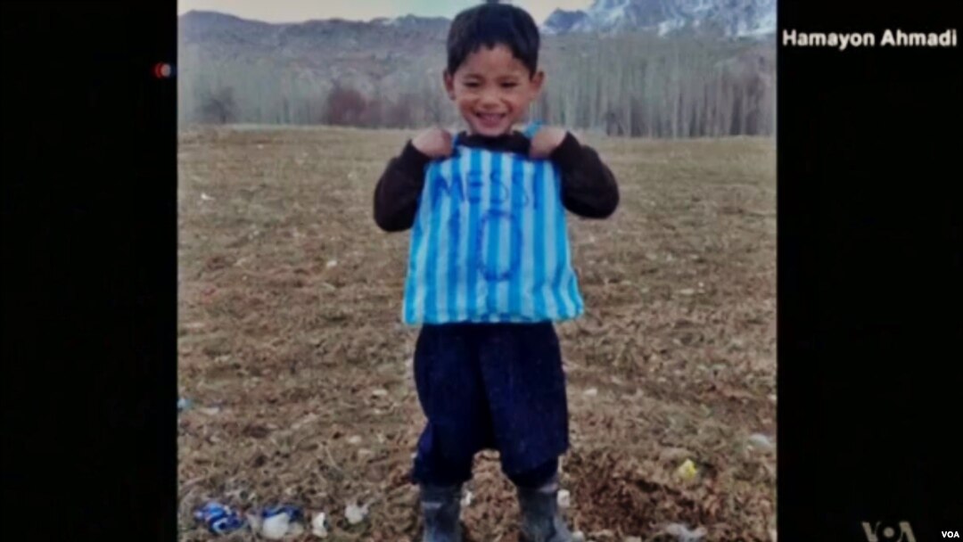 Murtaza Ahmadi dengan jersey timnas Argentina No. 10 yang dipakai oleh Lionel Messi (foto: dok).