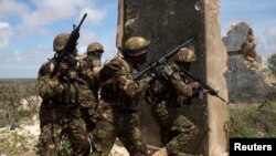 Tentara Kenya yang menjadi bagian dari pasukan Uni Afrika (AMISOM) mengamankan sebuah daerah di Somalia selatan (foto: dok). 