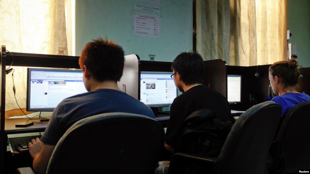 Anak muda Burma menggunakan internet di sebuah internet cafe di Rangoon (foto: dok). Beberapa kantor kementerian Burma akan beroperasi secara online mulai pekan ini. 