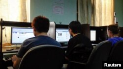 Anak muda Burma menggunakan internet di sebuah internet cafe di Rangoon (foto: dok). Beberapa kantor kementerian Burma akan beroperasi secara online mulai pekan ini. 