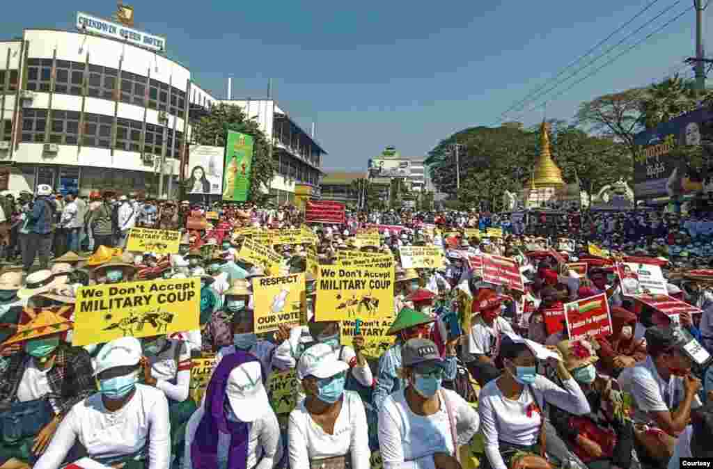 မုံရွာမြို့က စစ်အာဏာသိမ်းဆန့်ကျင် ဆန္ဒပြမြင်ကွင်း။ (ဓာတ်ပုံ - Hain - ဖေဖော်ဝါရီ ၂၃၊ ၂၀၂၁)