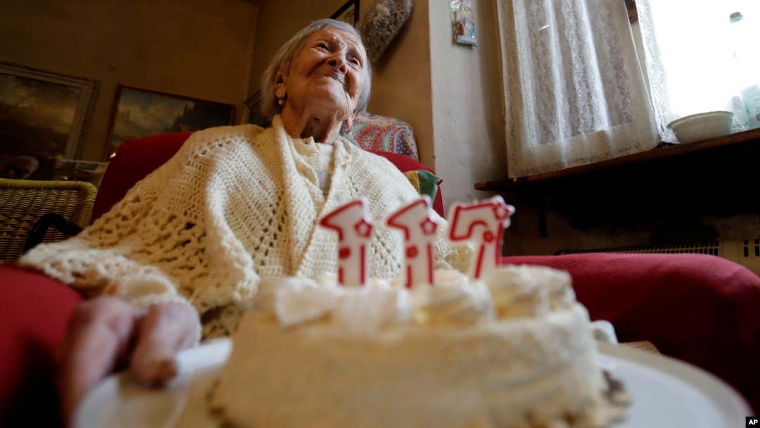 Emma Morano drži tortu sa svijećama u znak obilježavanja 117 godina, 29. novembra 2016. godine, u Verbaniji, Italija. Nova studija kaže da, iako će broj stogodišnjaka rasti, ljudi dostižu gornju granicu očekivanog životnog vijeka.