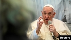 El Papa Francisco da una conferencia de prensa cuando regresa al Vaticano después de su viaje apostólico a Hungría, a bordo del avión, el 30 de abril de 2023.