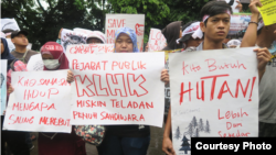 Aliansi Cagar Alam Jawa Barat berunjuk rasa di depan KLHK, Jakarta, Rabu (6/3/2019) siang, menuntut pemerintah mencabut SK penurunan status Kamojang dan Papandayan. (Courtesy: Walhi)