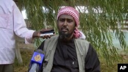 ນາຍ Ali Mohamud Rage ໂຄສົກກຸ່ມ Al-Shabab ໃຫ້ສໍາພາດຂ່າວ ຢູ່ນະຄອນຫລວງ Mogadishu ຂອງ Somalia, ຂົ່ມຂູ່ຈະໂຈມຕີເຄັນຢາ, ວັນທີ 17 ຕຸລາ 2011.