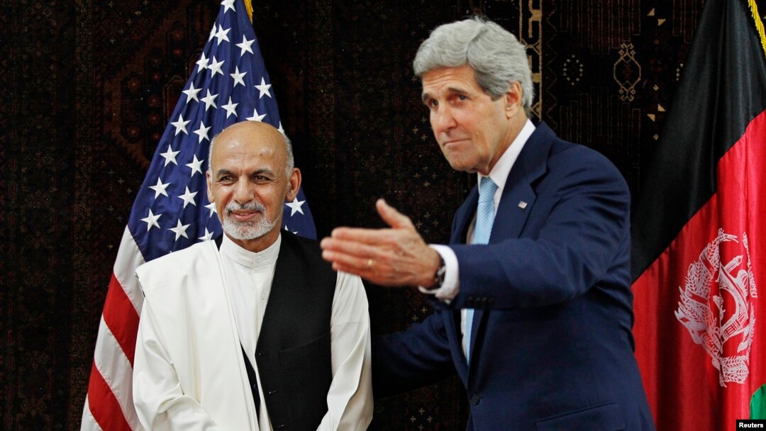 Menteri Luar Negeri AS John Kerry bersama kandidat presiden Afghanistan Ashraf Ghani dalam pertemuan di Kabul (11/7).