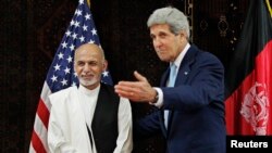 Menteri Luar Negeri AS John Kerry bersama kandidat presiden Afghanistan Ashraf Ghani dalam pertemuan di Kabul (11/7).