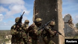 Tentara Kenya sebagai bagian dari Misi Afrika di Somalia (AMISOM) mengamankan wilayah bandara lama di kota pesisir Kismayo, Somalia Selatan, 12/11/ 2013.