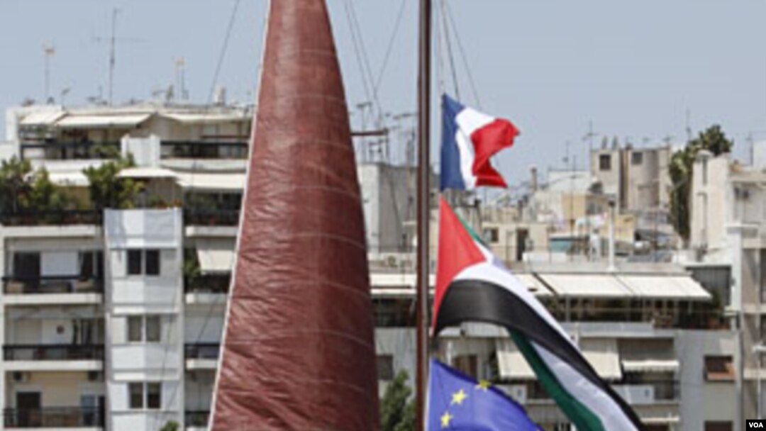 Kapal bantuan untuk Gaza berbendera Perancis, Palestina, dan Uni Eropa tampak berlabuh di pelabuhan Pireaus, dekat Athena, Yunani (4/7).