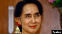 ທ່ານນາງ Aung San Suu Kyi ຜູ້ນຳພັກສັນນິບາດແຫ່ງຊາດ
ເພື່ອປະຊາທິປະໄຕ ໃນມຽນມາ
ວັນທີ 13 ມິຖຸນາ 2014. 