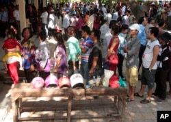 Cambodians line up to vote in commune elections at a polling station in Chak Angre Leu on the outskirts of Phnom Penh, Cambodia, June 4, 2017. Commune elections were initiated in 2002 and designed to complete Cambodia's transition from communism to full democracy.