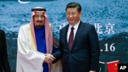 Raja Arab Saudi Salman (kiri) berjabat tangan dengan Presiden China Xi Jinping di Beijing, China, 16 Maret 2017. (Lintao Zhang/Pool Photo via AP)